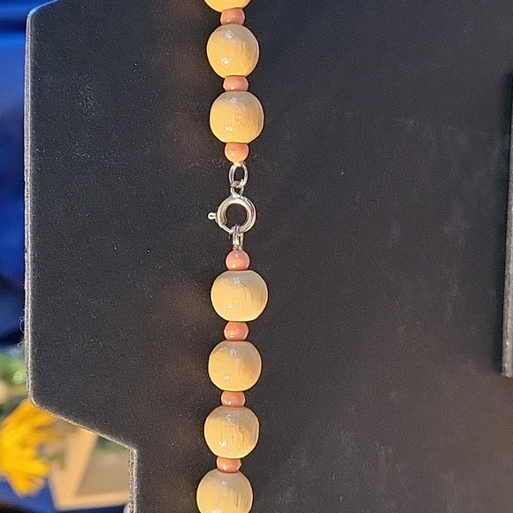 Wood bead necklace - Picture 3 of 3